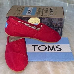 NEVER WORN*** WOMENS TOMS IN CLASSIC RED